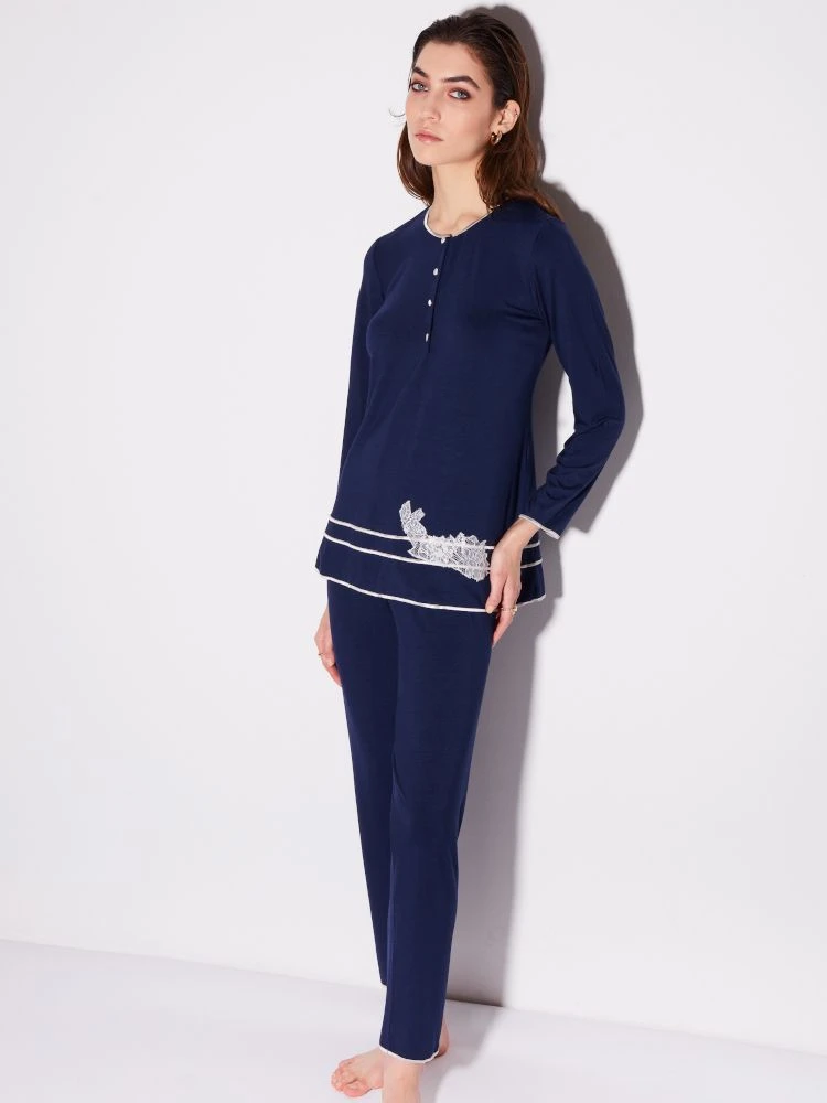 Modal Pyjama Mit Knopfleiste Von Chiara Fiorini – Bild 4